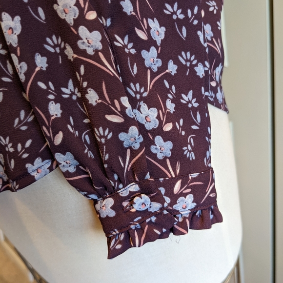 Floral V-neck Blouse - Picture 5 of 6